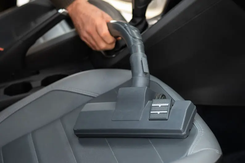 Apa Tips Menjaga Kabin Mobil Tetap Bersih Selama Liburan?